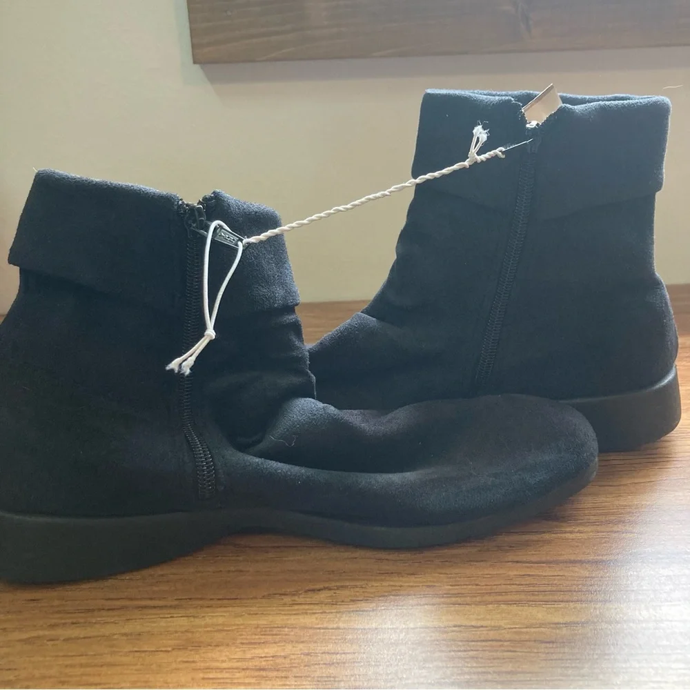 5/$15 NWOT Black Faux Suede Boots 9